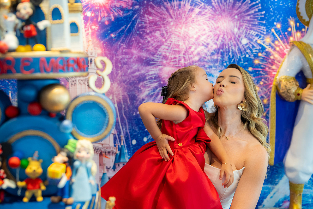 filha dando um beijinho na mãe  