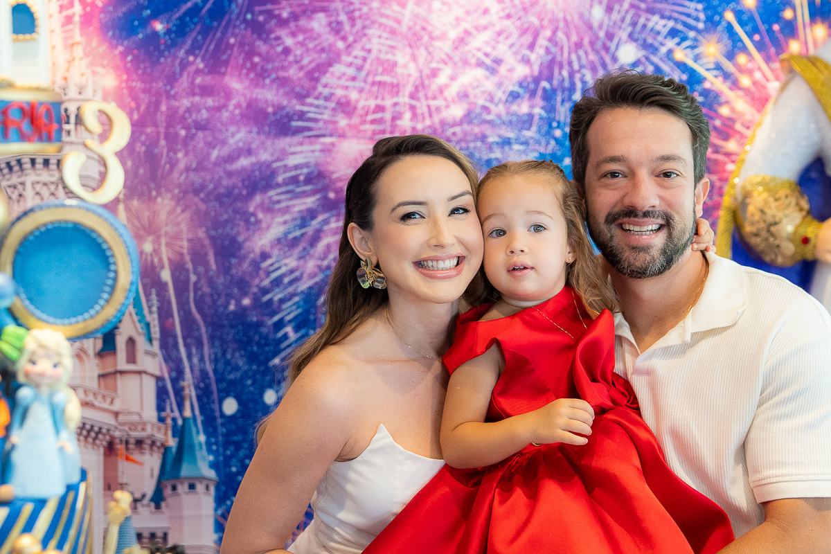 família rindo para câmera 