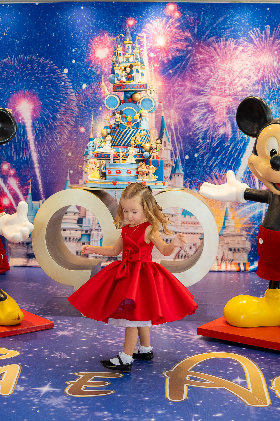 menina dançando e rodando o vestido