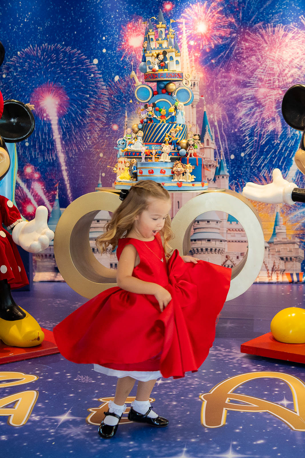 menina segurando o vestido e rodando 