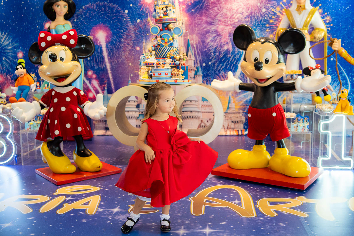 pose fofa de menina na frente da decoração 