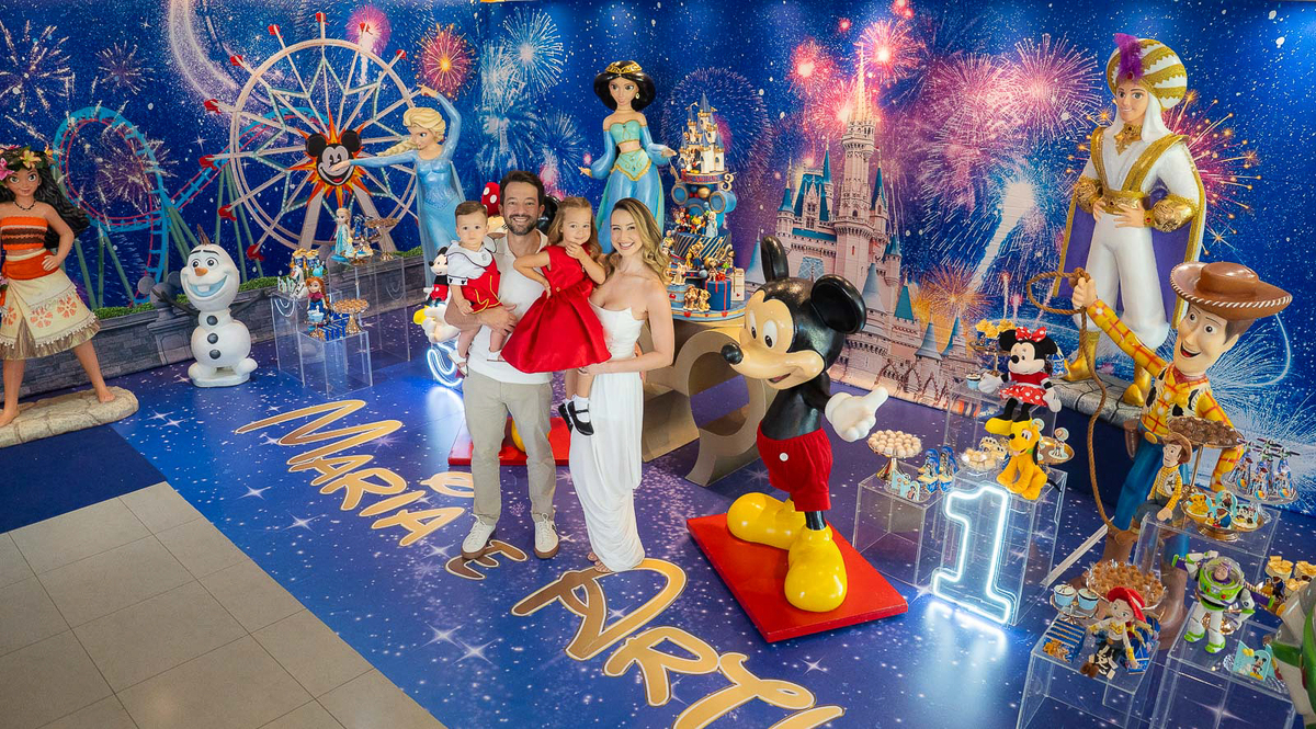 família olhando para câmera e mostrando toda a decoração