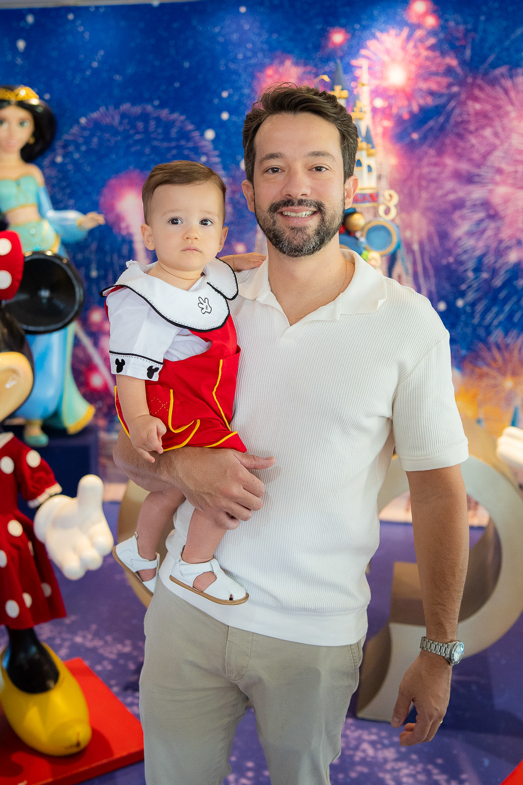 pai e filho olhando para câmera 