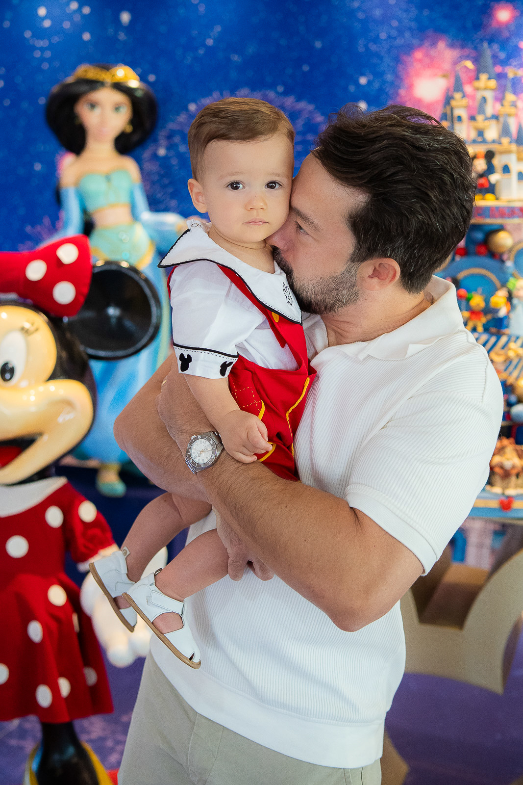 pai dando cheirinho no filho