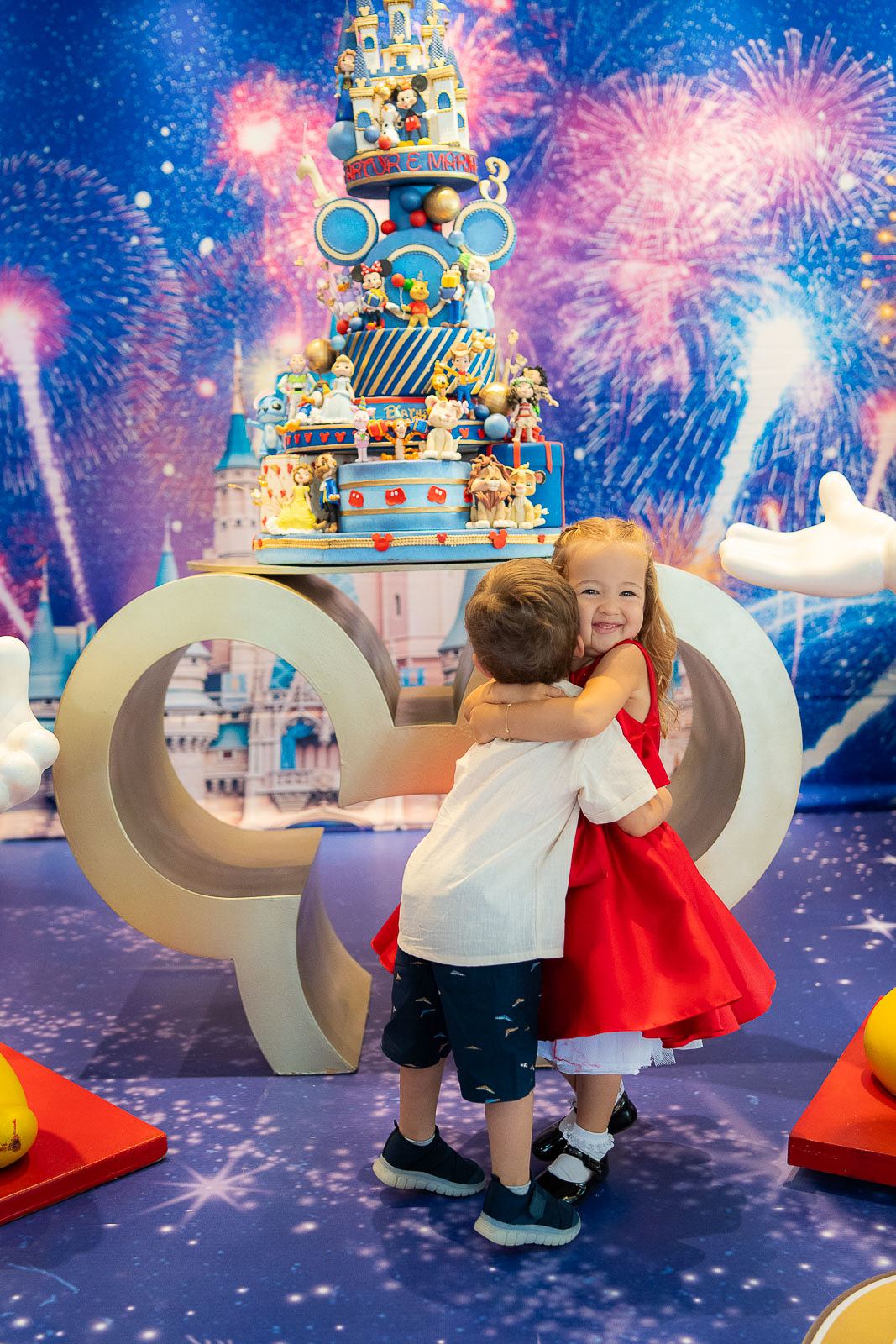 menina abraçando apertado 