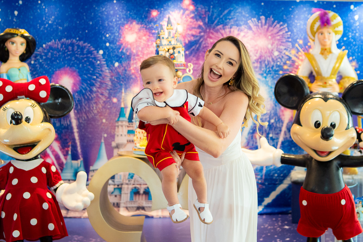 mãe fazendo o bebê sorrir 