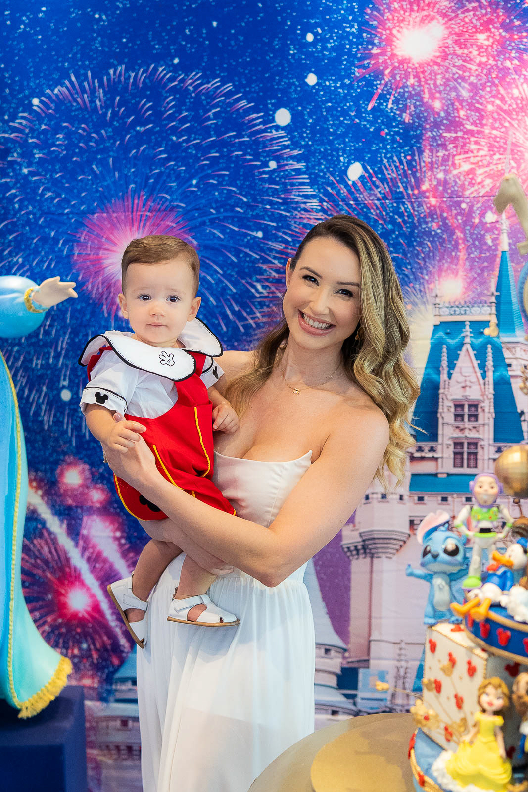 Mãe e filho olhando para câmera 