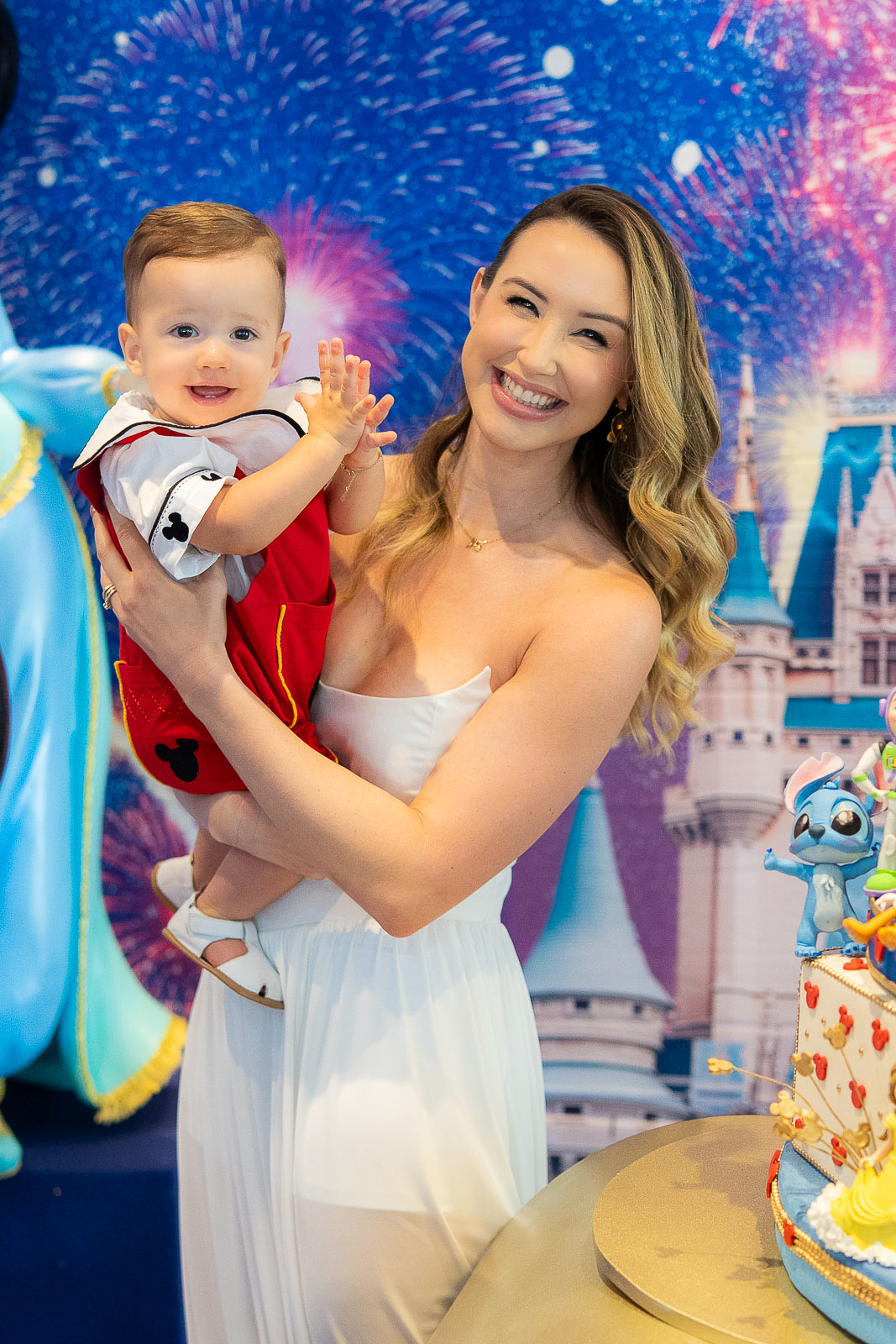 menino batendo palminhas no colo da mãe 