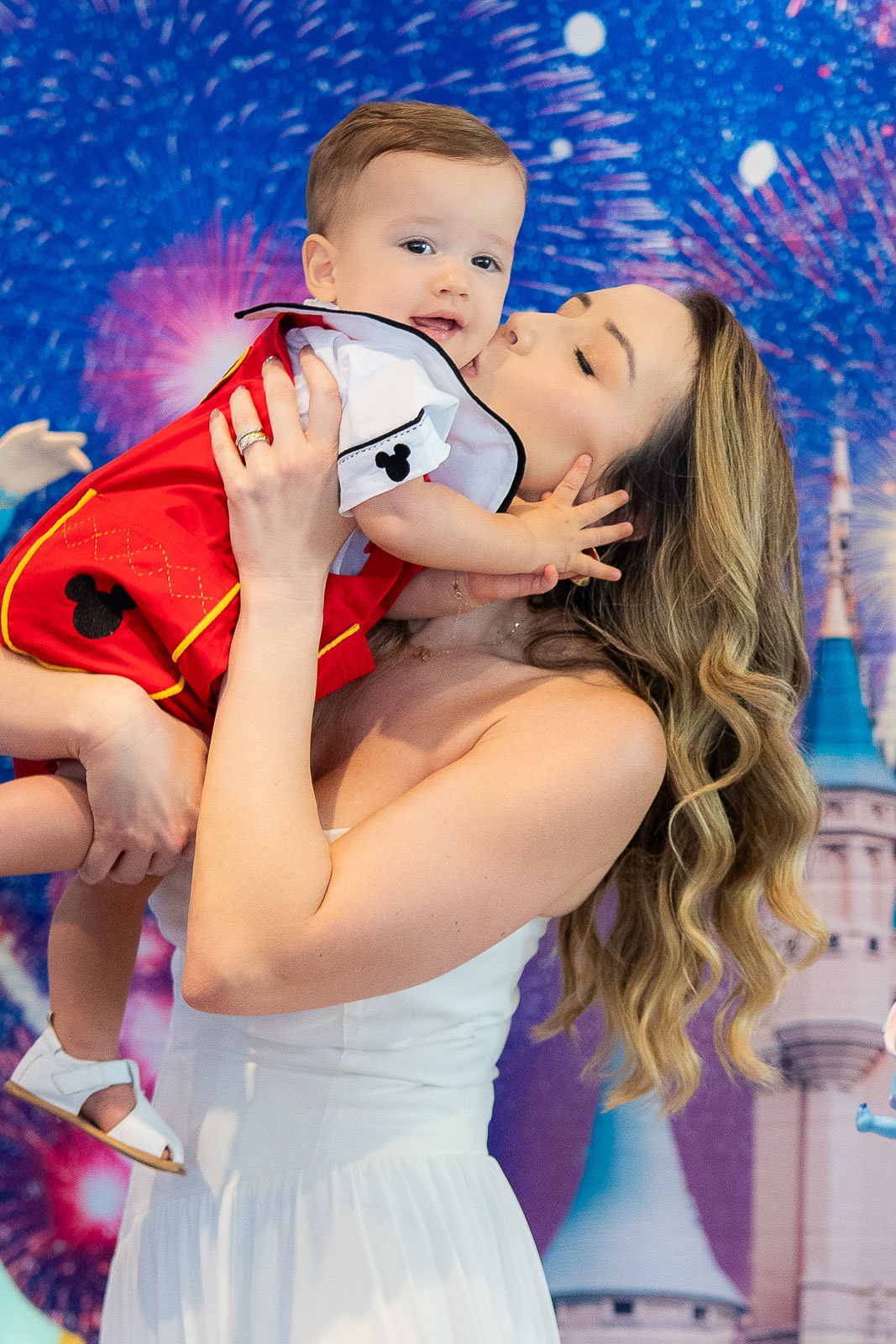 mãe dando ataque de beijos no filho