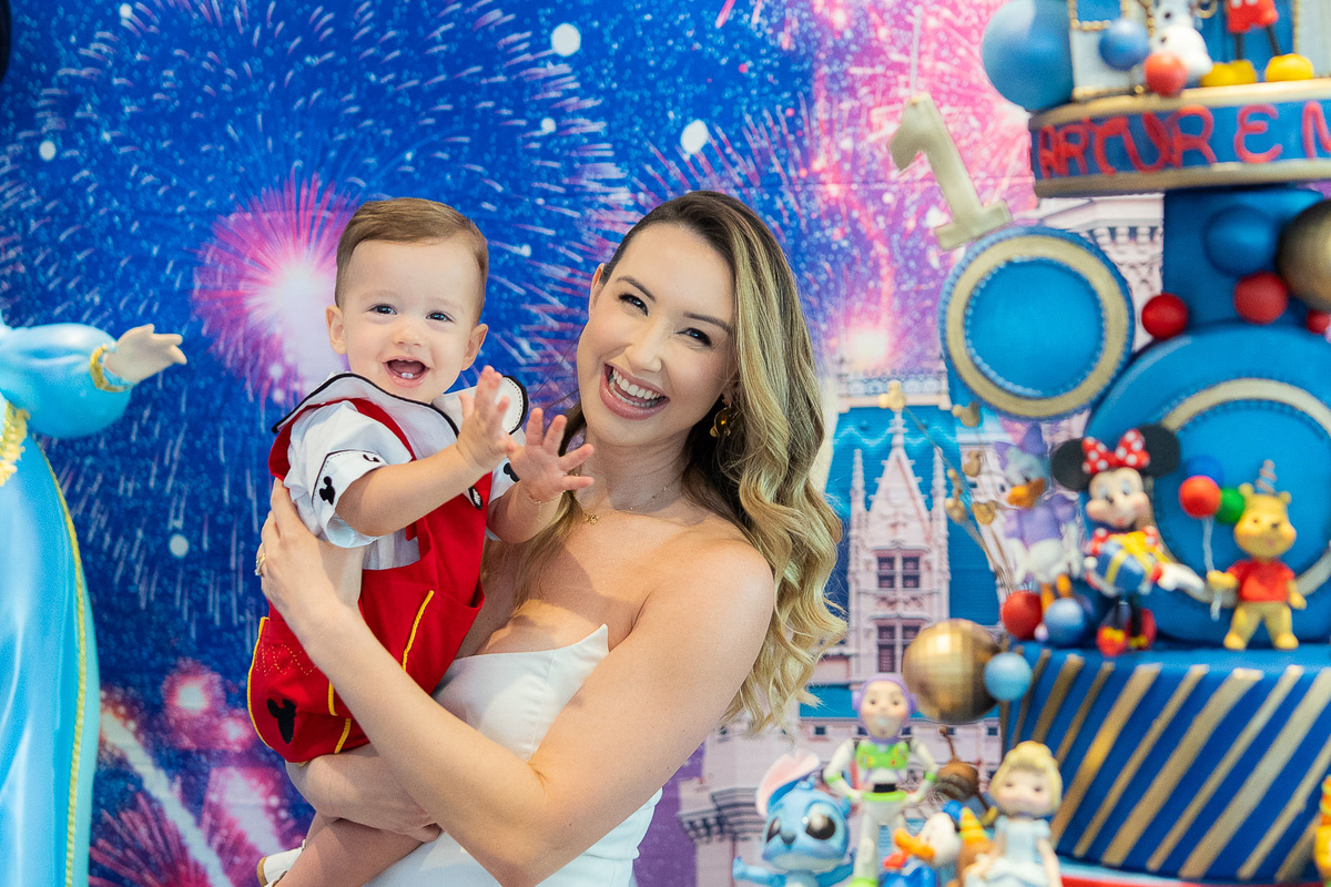 mãe e filho sorrindo para câmera 