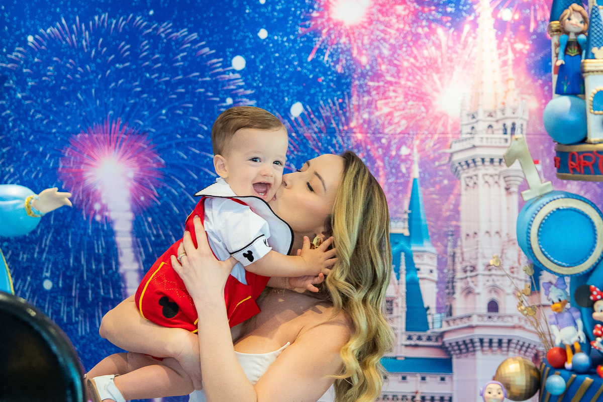 mãe dando beijinho filho