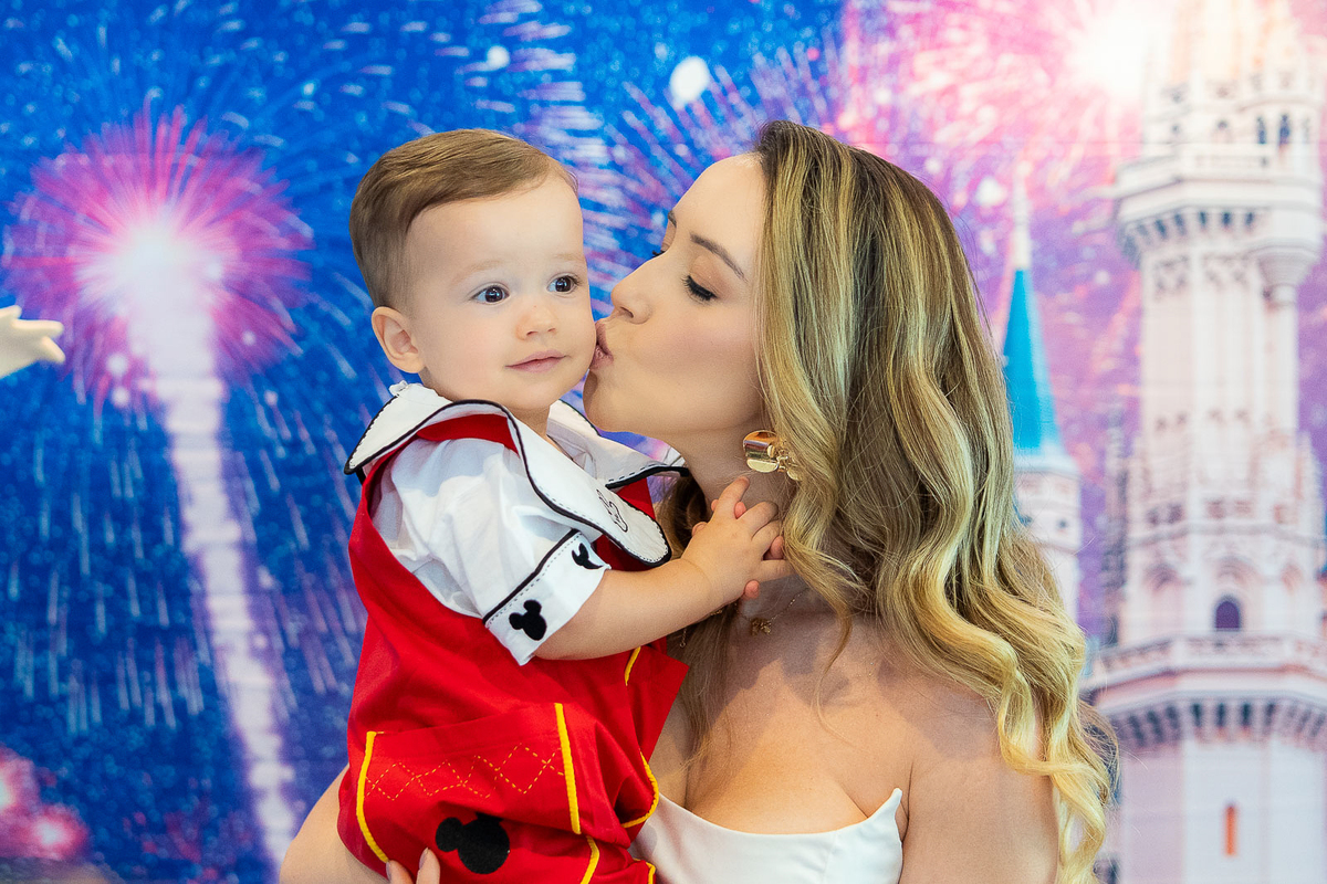 mãe dando beijinho na bochecha do filho