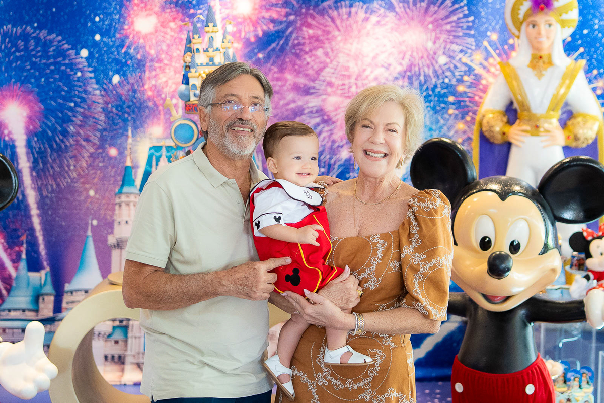 avós sorrindo com o bebê no colo