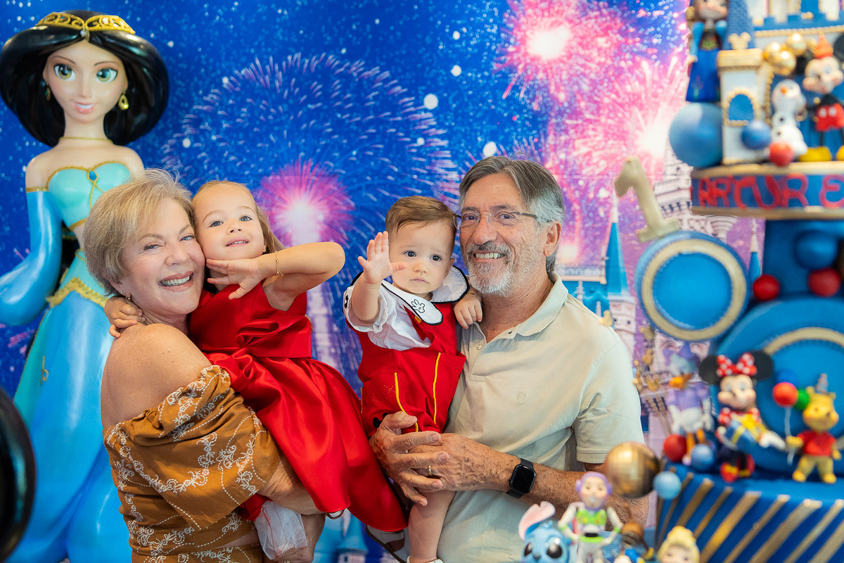 avós com os netos no colo 