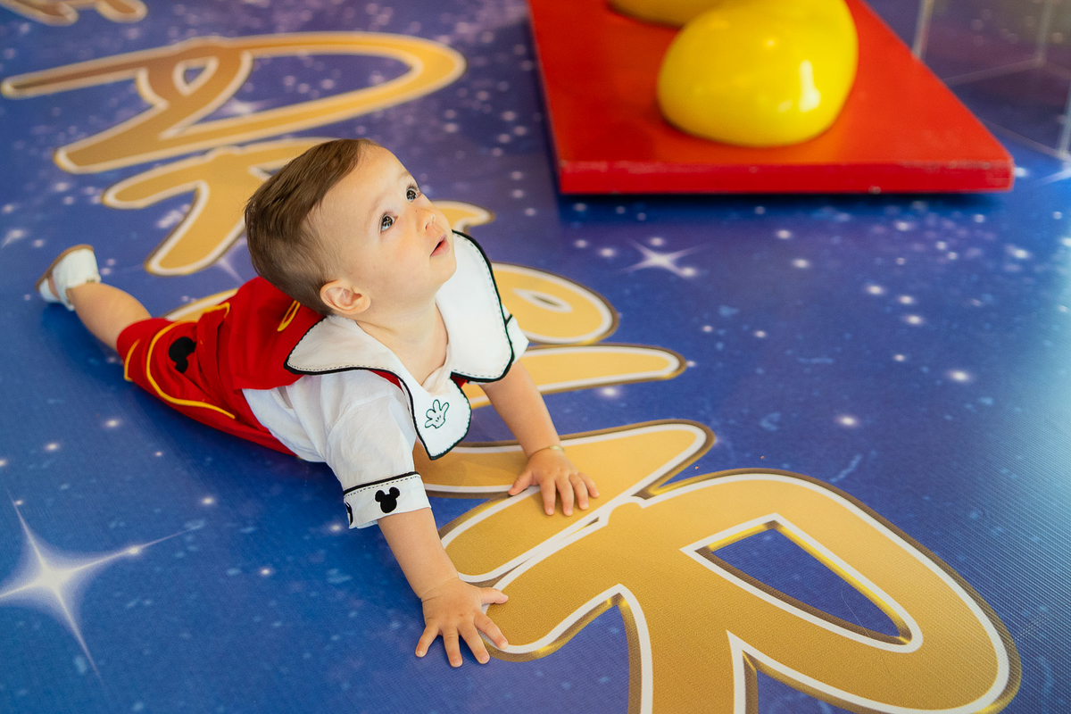 bebê engatinhando e olhando pra cima