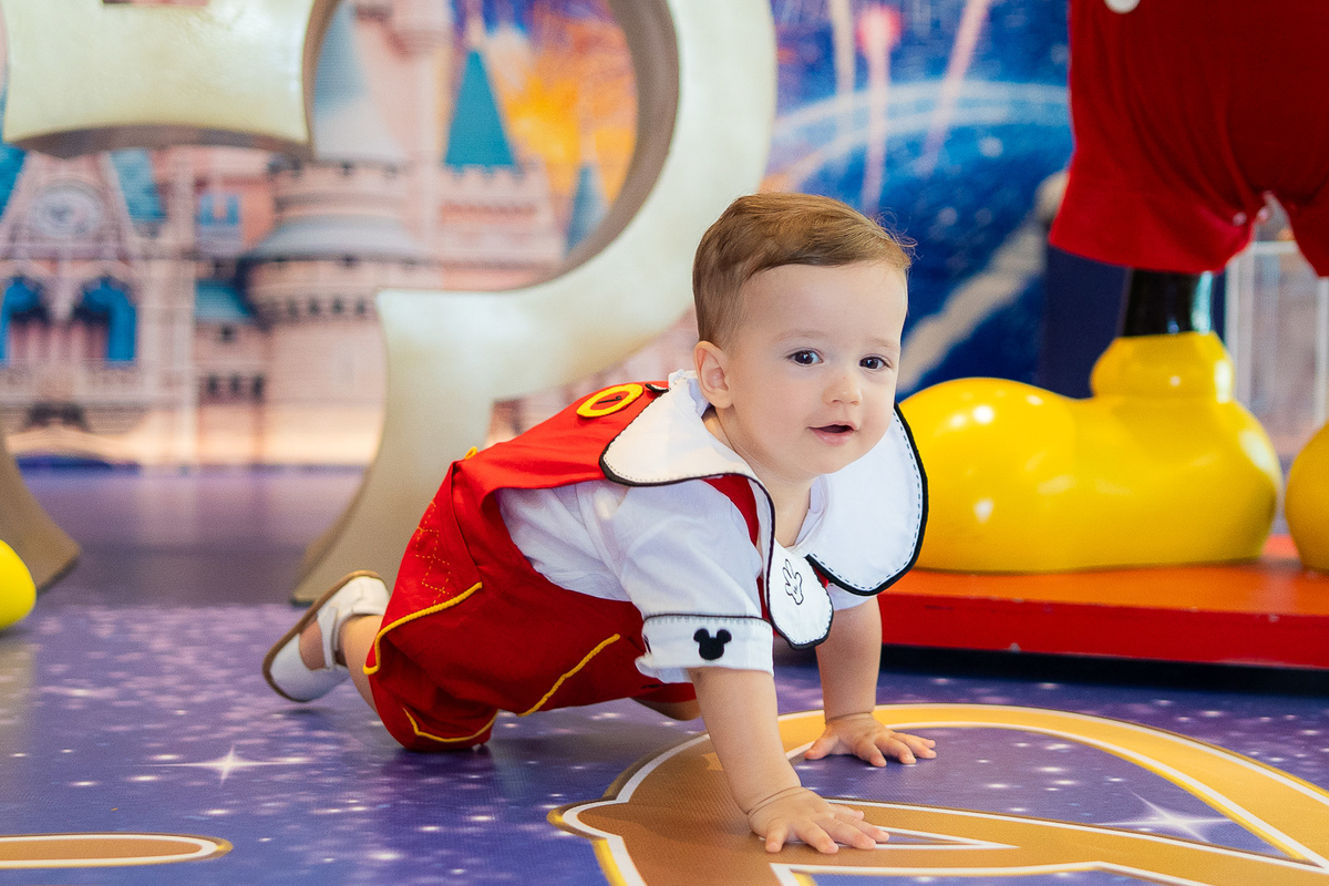 bebê olhando pra câmera e engatinhando 