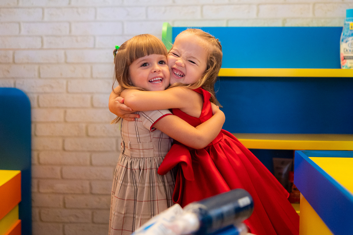 abraçando a amiga crianças