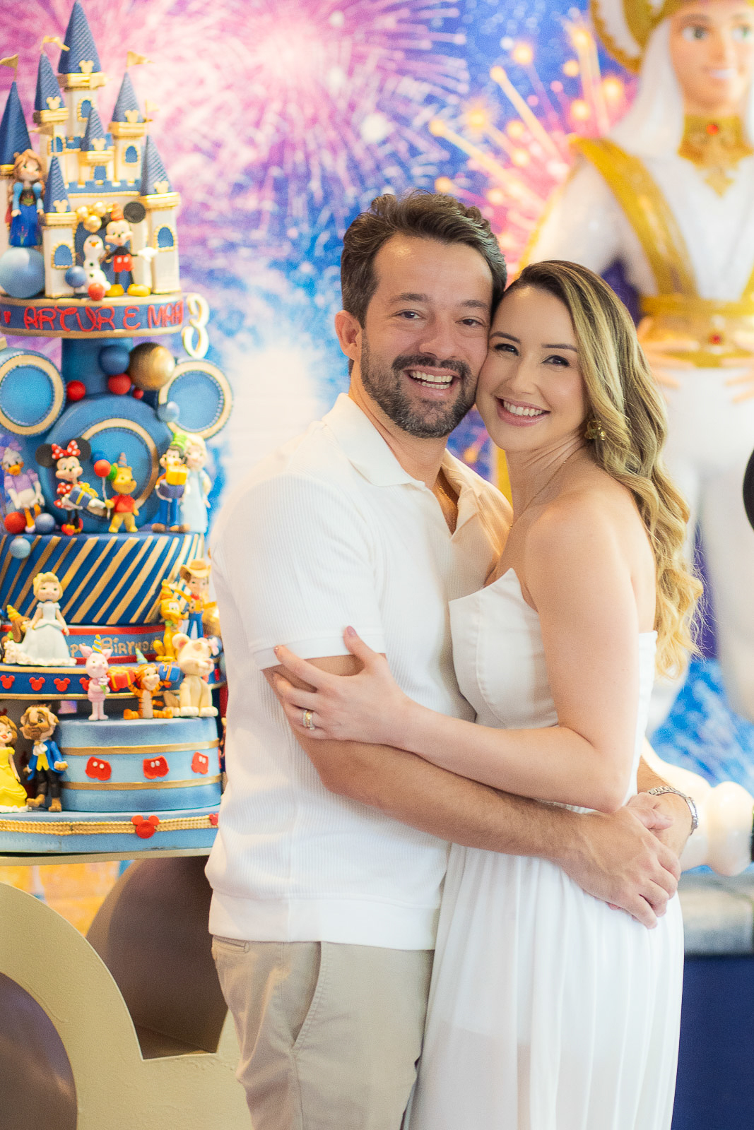 mãe e pai sorrindo para câmera 