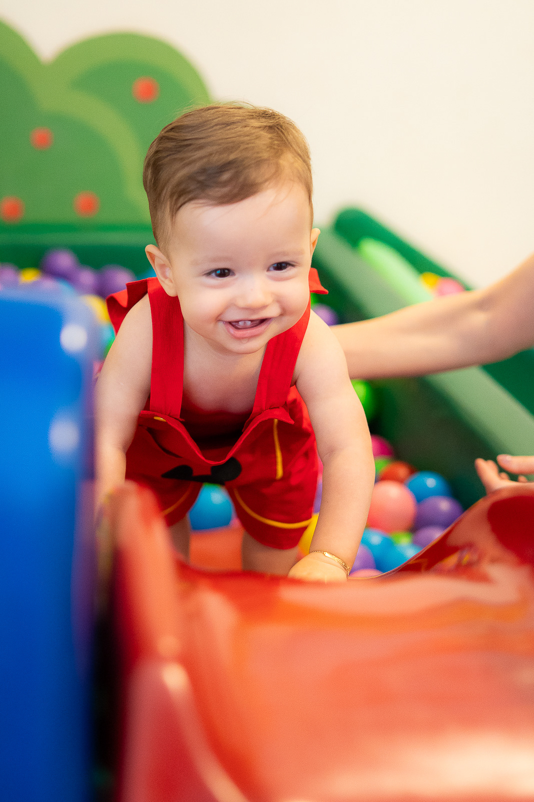 filho sorrindo na piscina de bolinha 