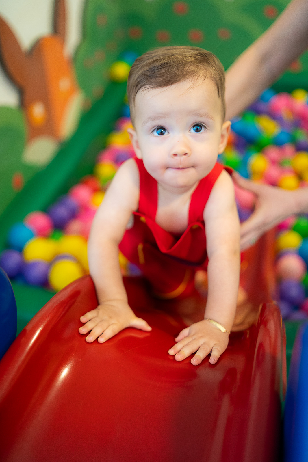 filho olhando para cima no escorregador 