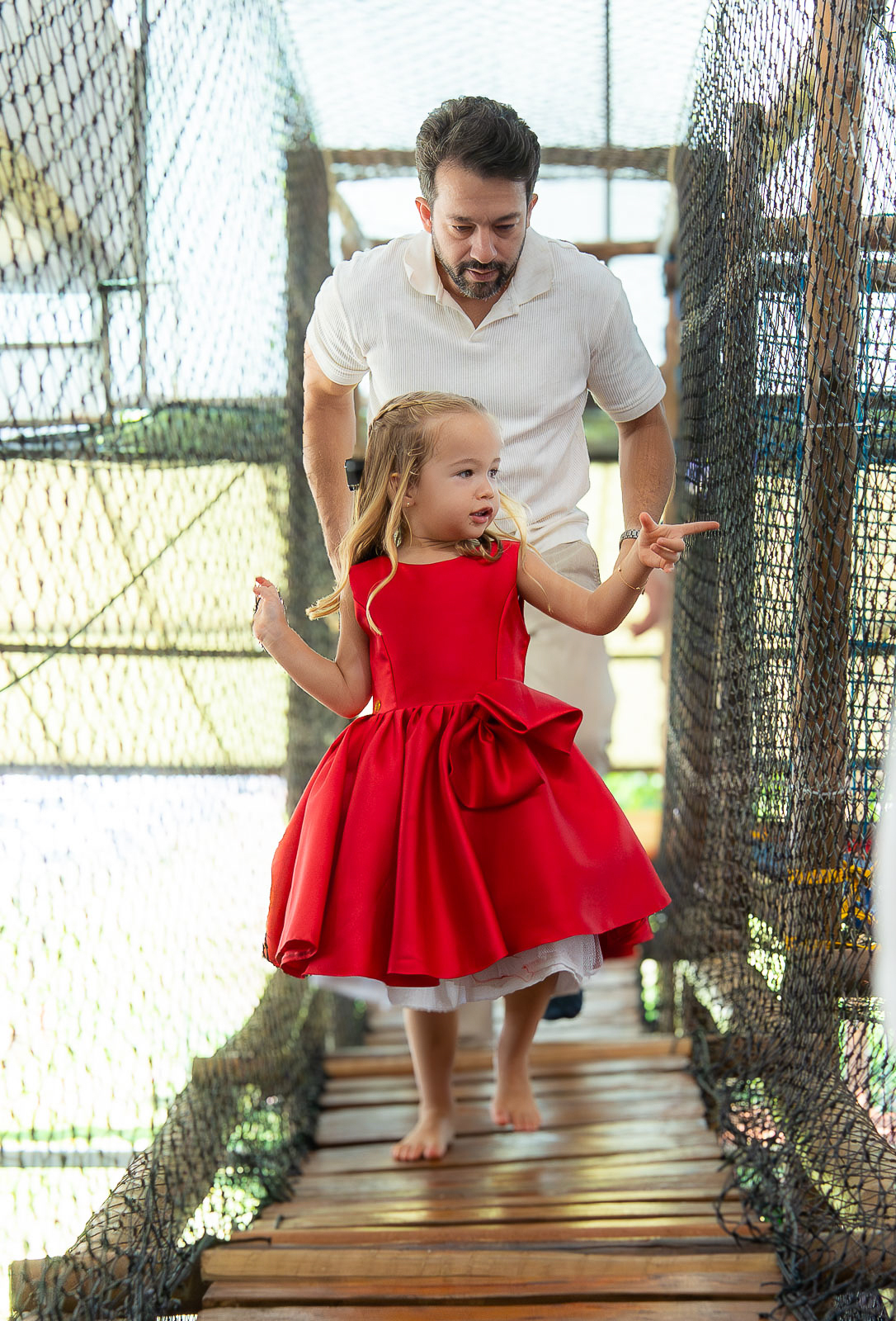 menina brincando com o pai 