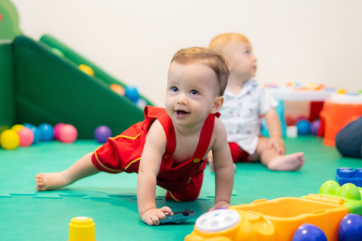 bebê sorrindo e brincando 