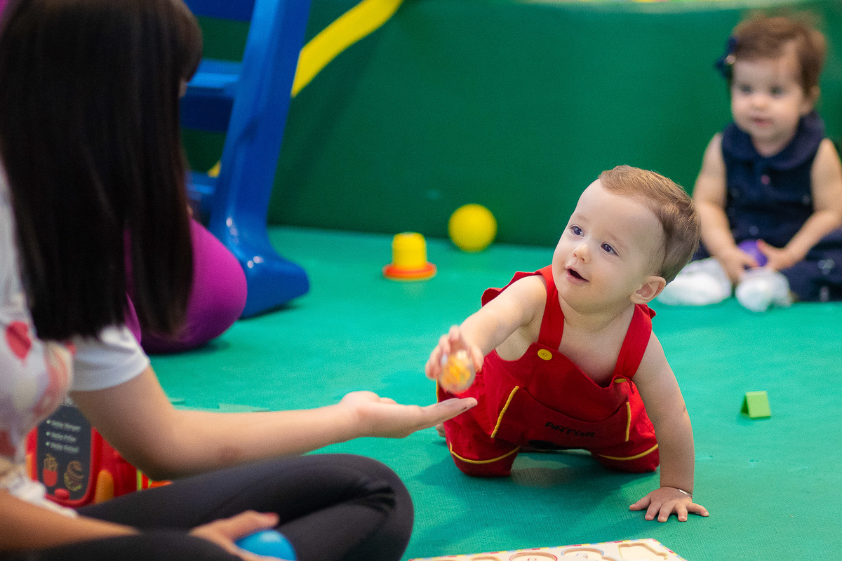 bebê brincando com lego 
