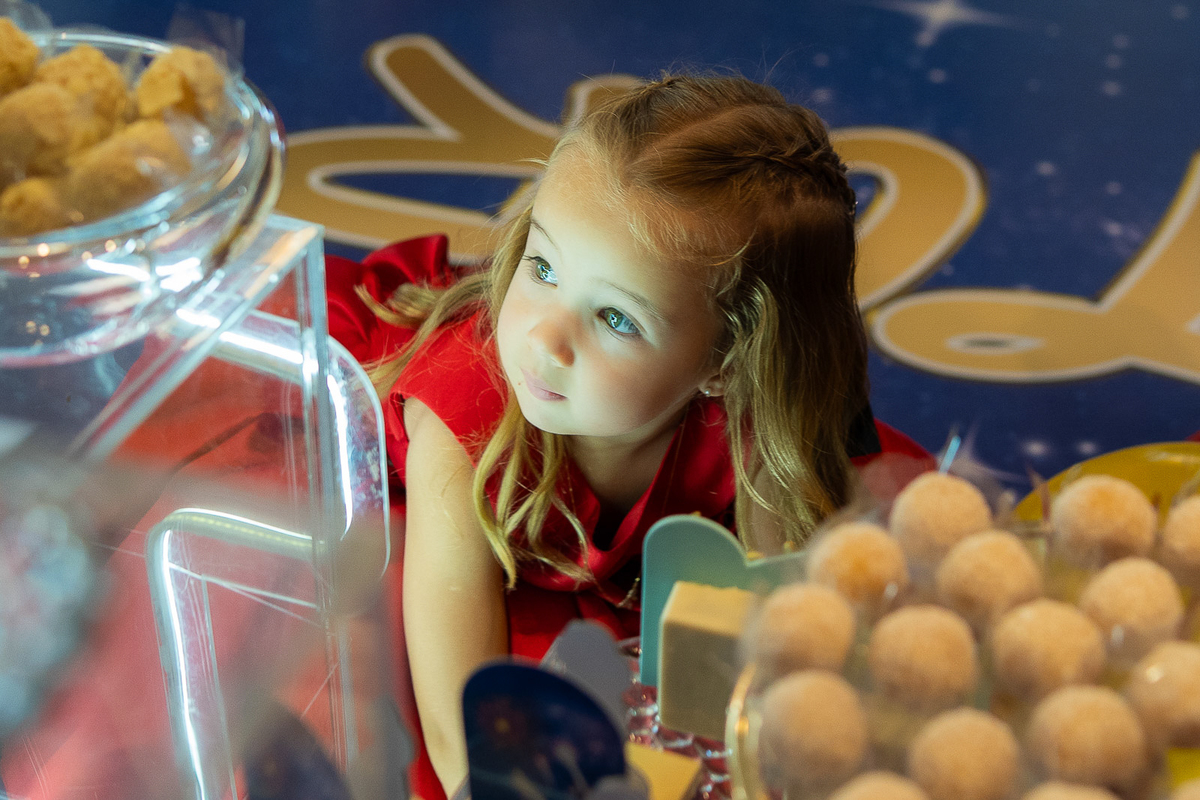 menina olhando a decoração 