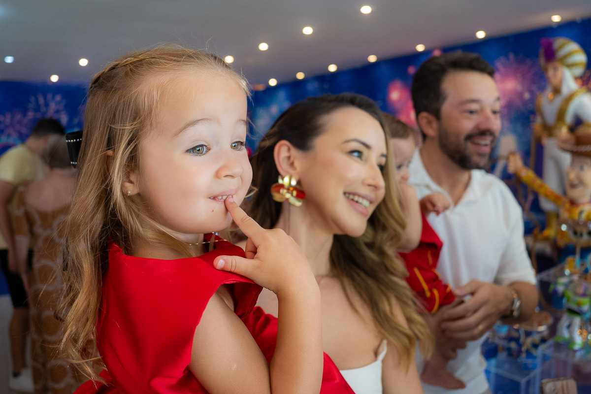 pais olhando a decoração 