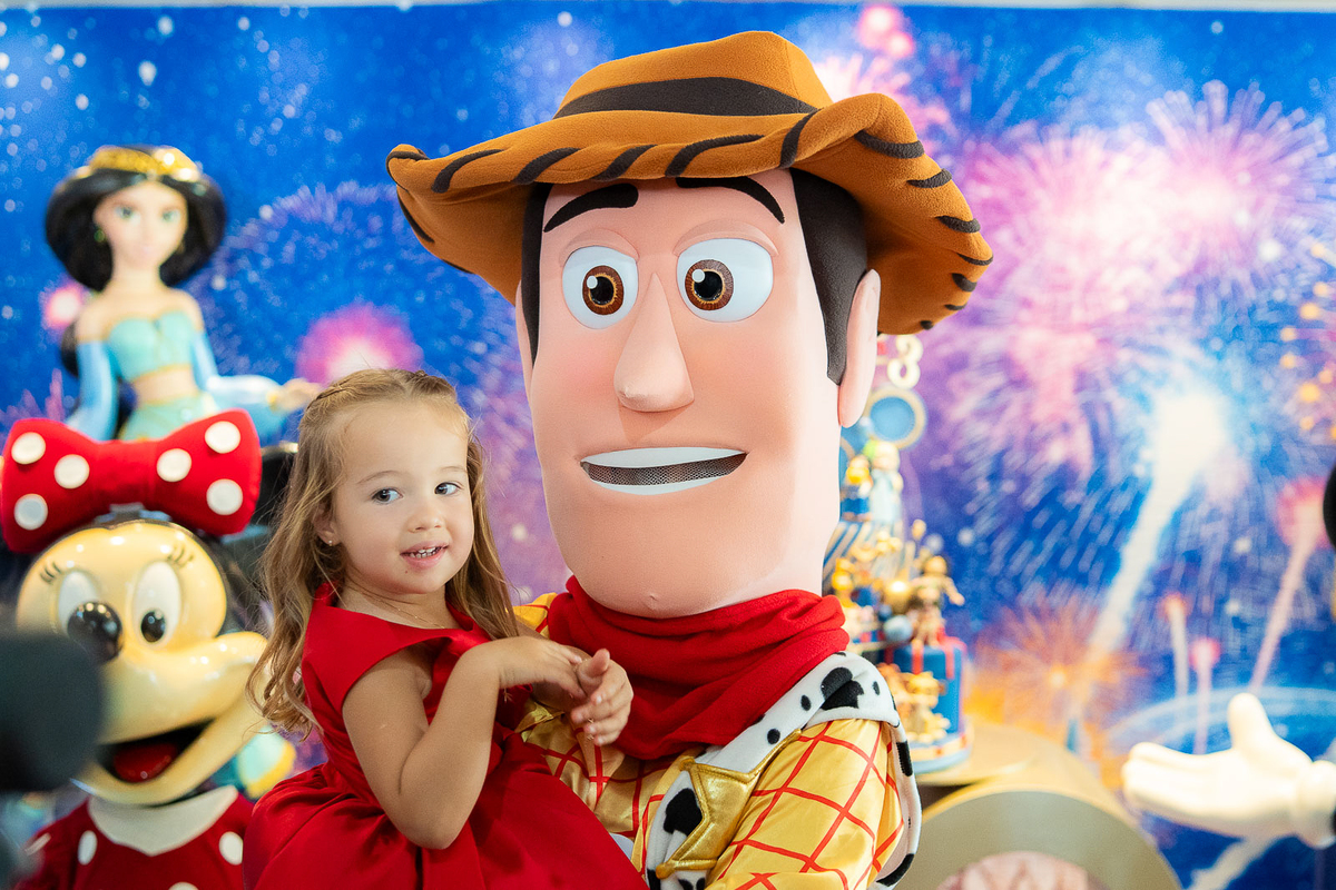 personagem segurando a menina no colo