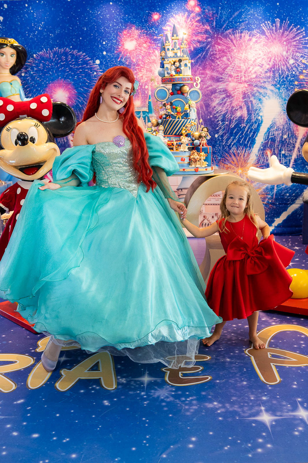 a pequena sereia com a menina na festinha 