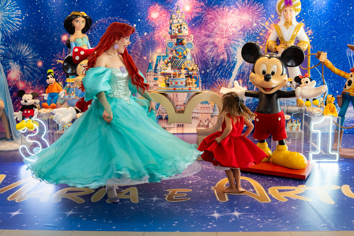 pequena sereia dançando com a menina 