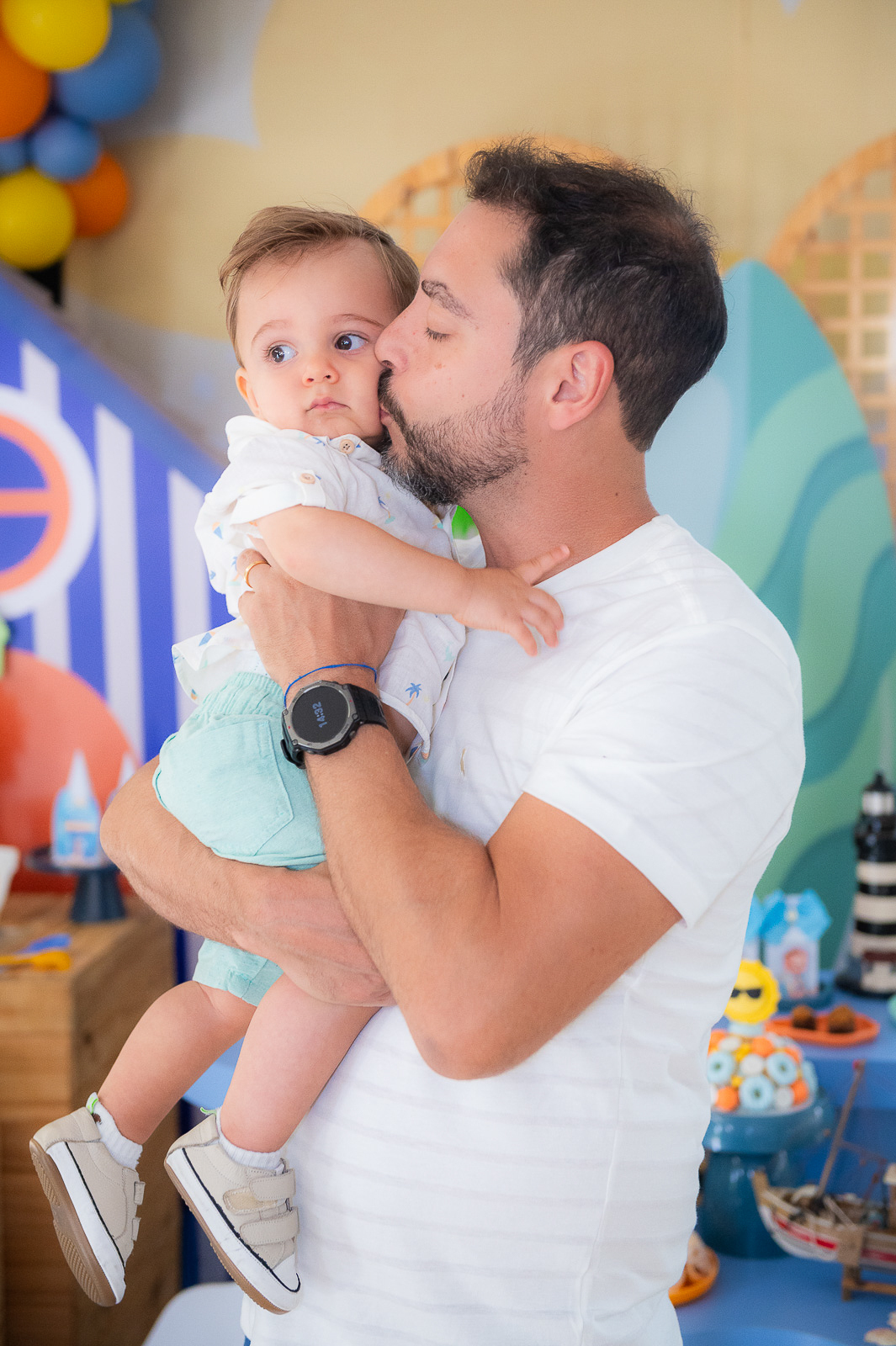 Pai beijando o filho na bochecha 