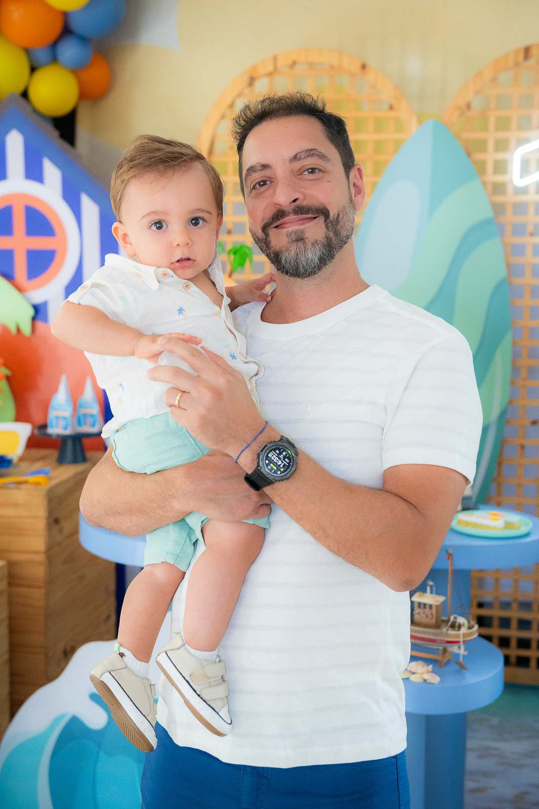 Pai e filho olhando para câmera 