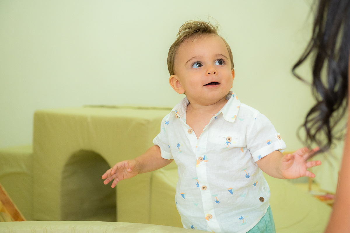 menino sorrindo levemente