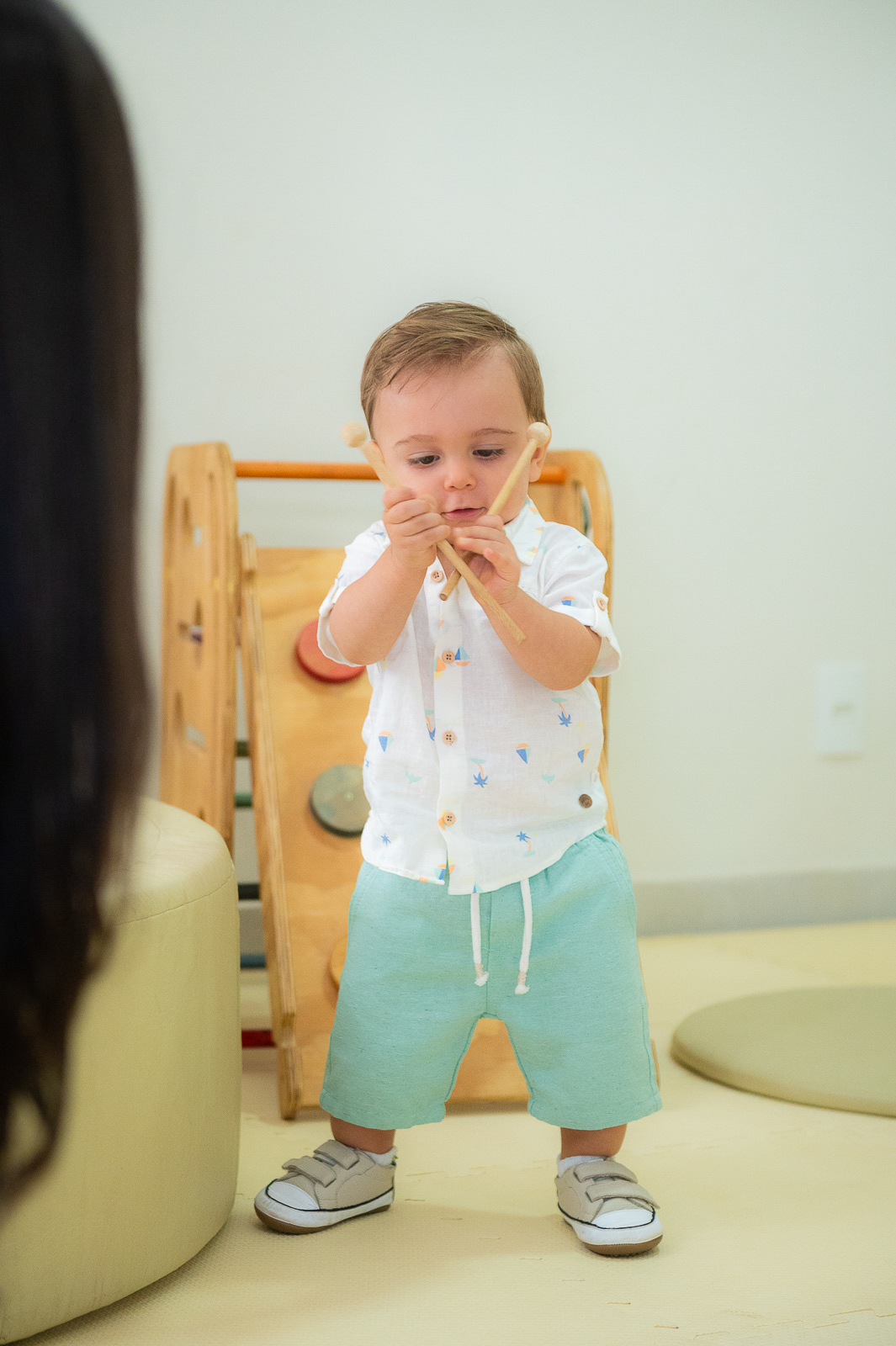 menino olhando os brinquedos