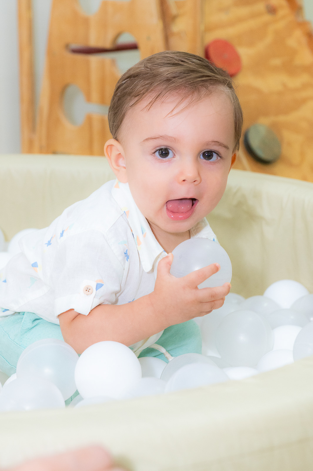 bebê brincando na piscina de bolinhas