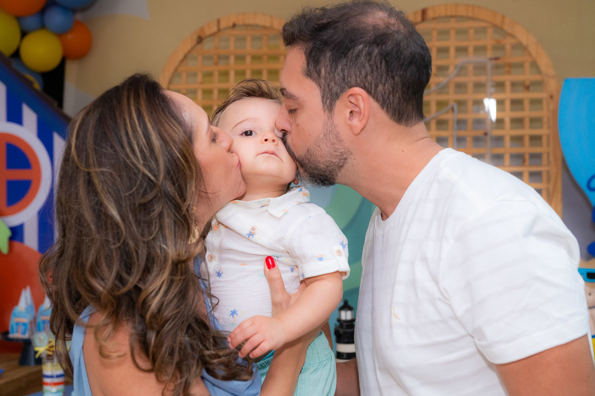 pais dando beijinho na bochecha do filho