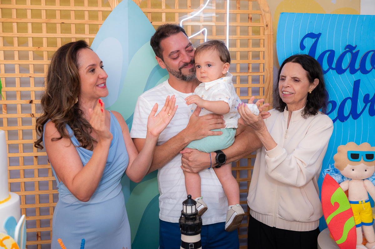 pai emocionado com o bebê no colo