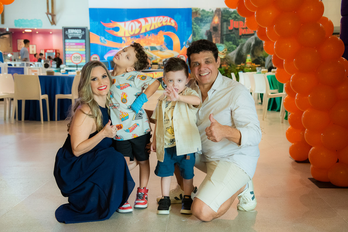 Família agachada sorrindo 