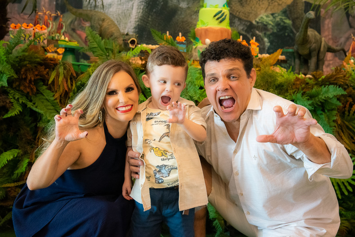 Pai, mãe e filho fazendo careta 