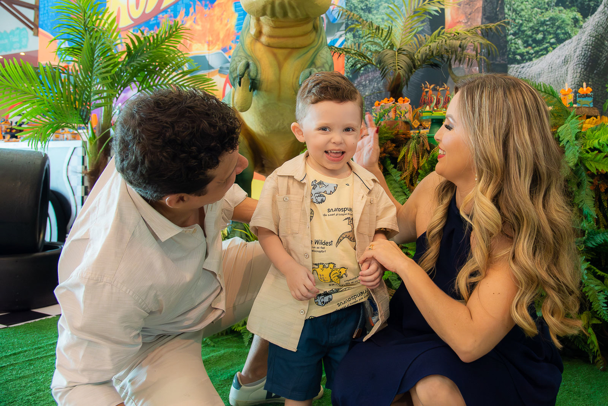 Pais olhando para o filho 