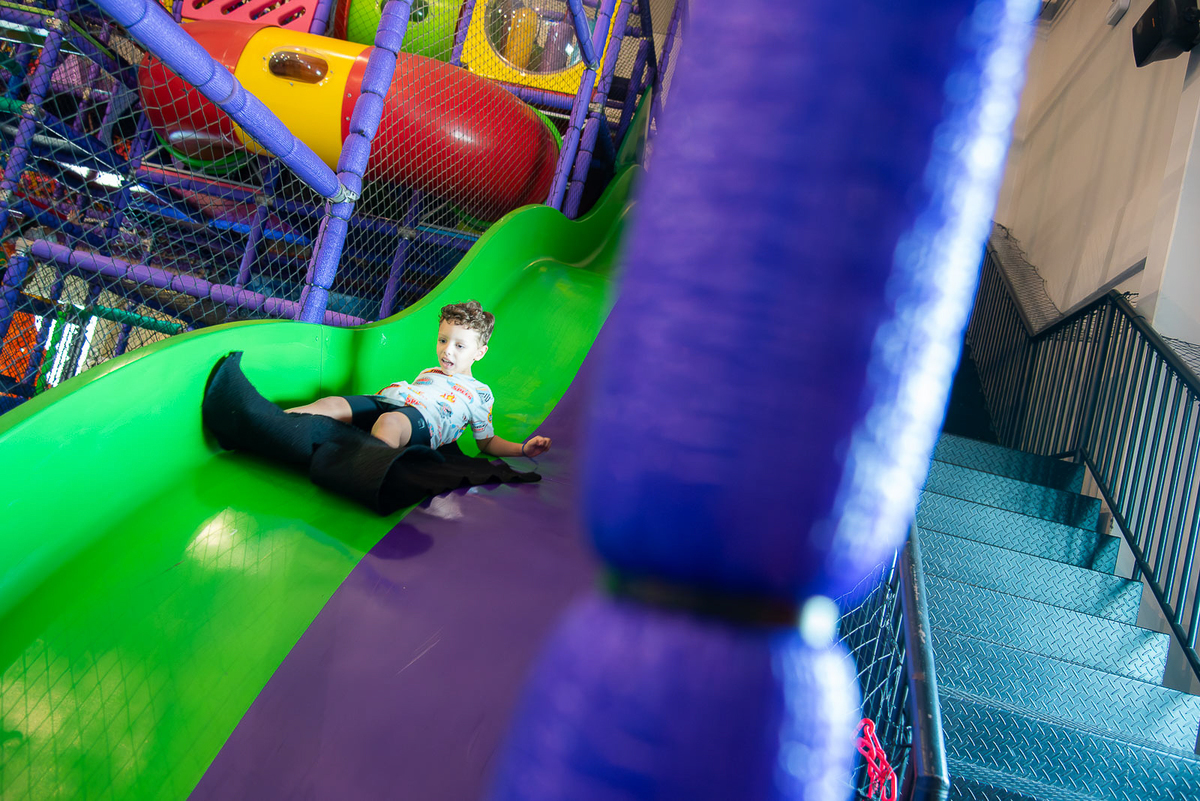 menino no escorregador