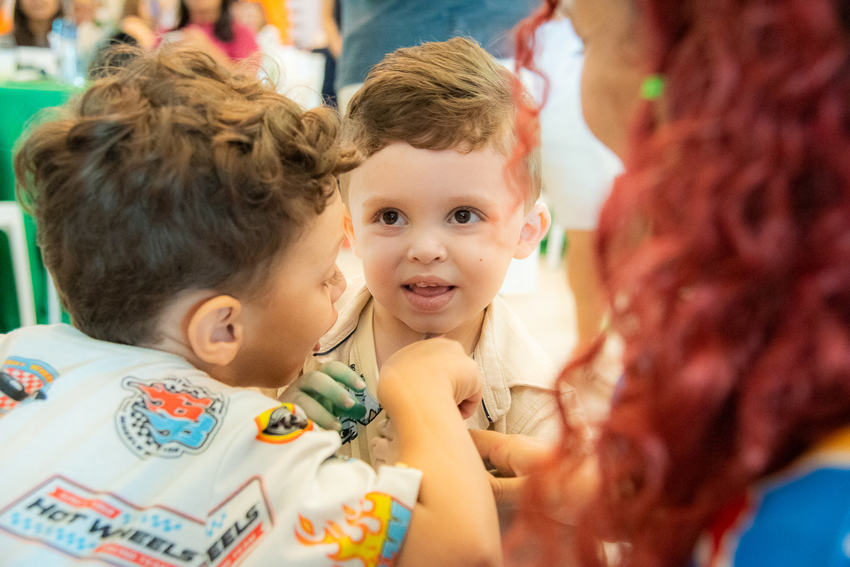 irmão cuidando do irmão 