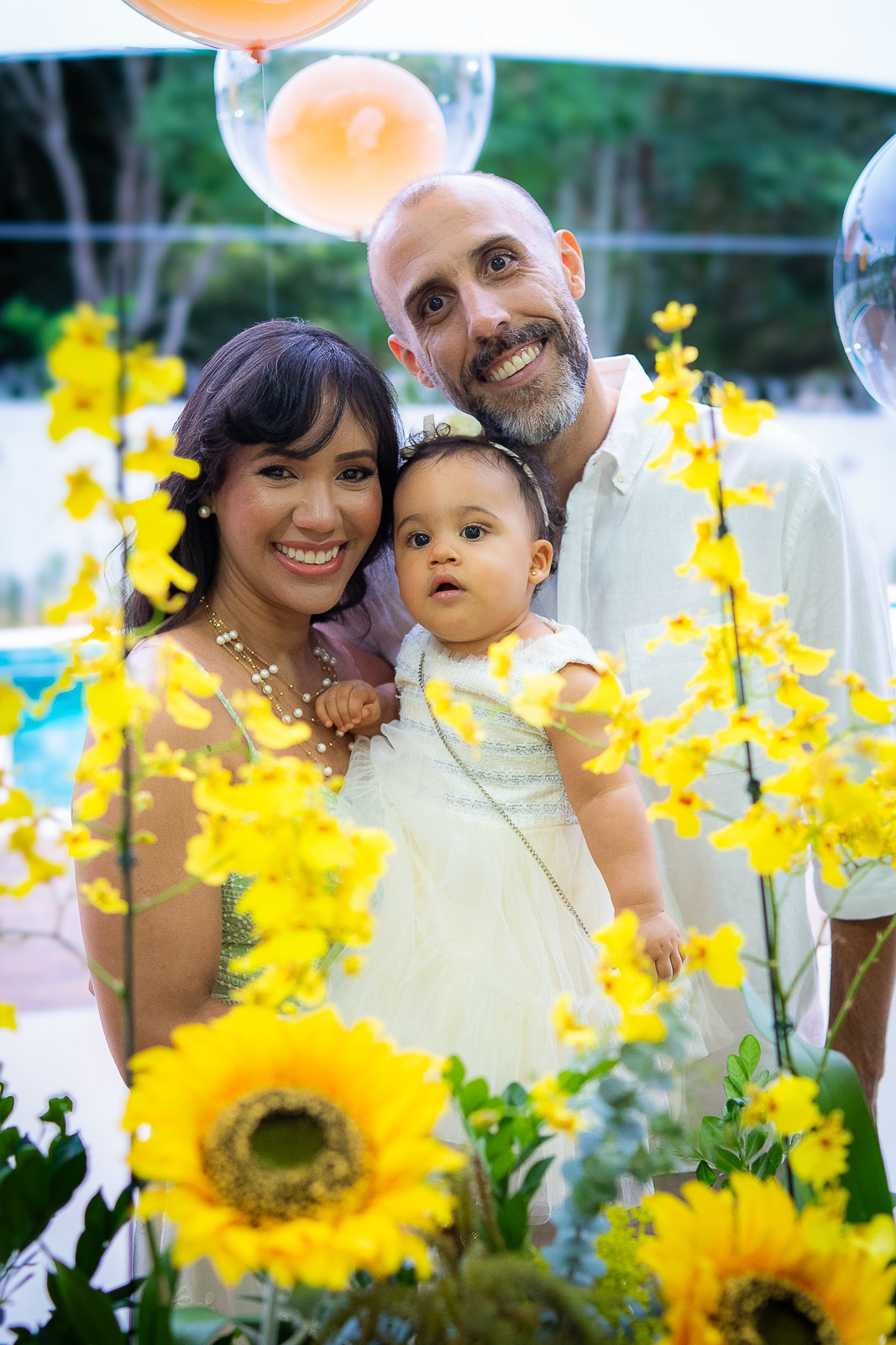 papai e mamae com a duda na esa do bolo