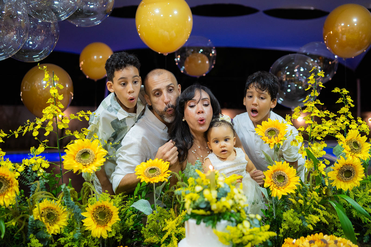 familia apagando a vela de aniversario