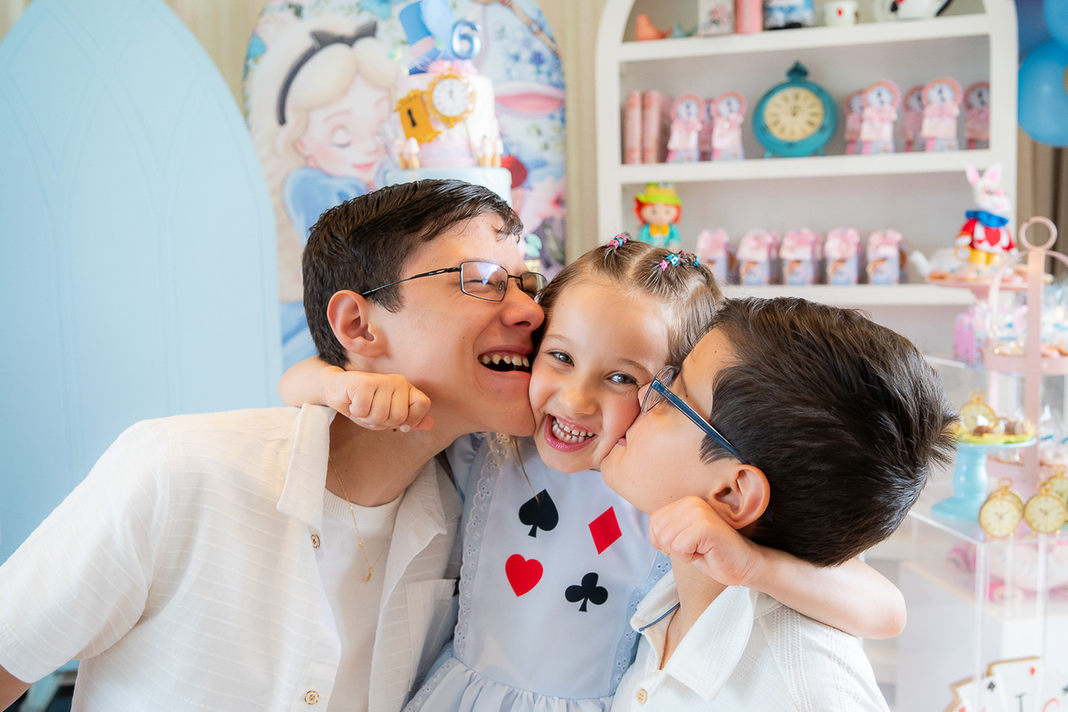 alice abracando os irmao na mesa tema