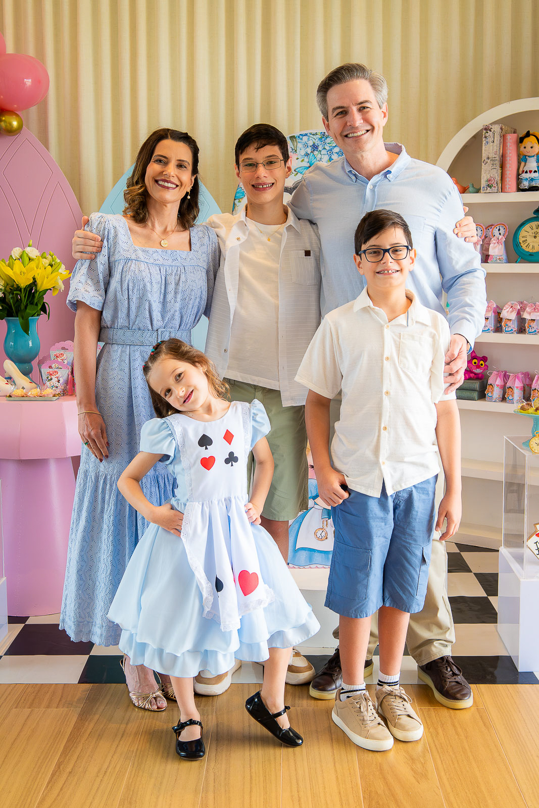 familia da alice na mes do bolo