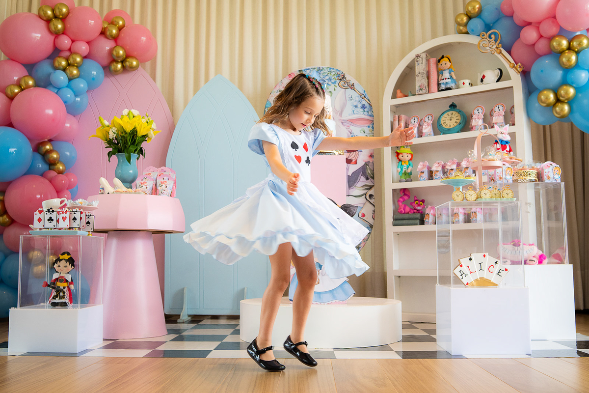 alice dancando em frente a mesa do bolo