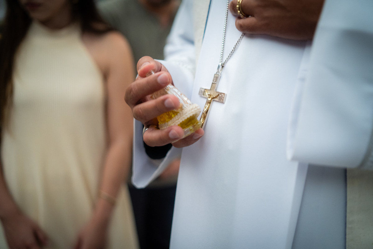 padre segurando nossa senhora na mão
